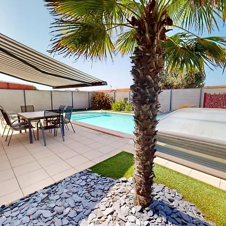 Prázdninový dům Palm Cornue Avec Piscine Privative *