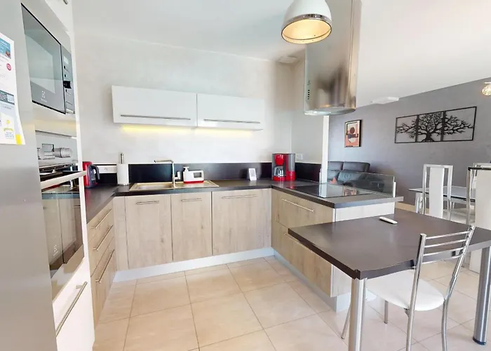 Semesterbostad Palm Cornue Avec Piscine Privative